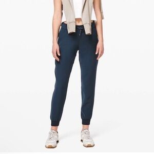 Lululemon On The Fly Jogger
True Navy